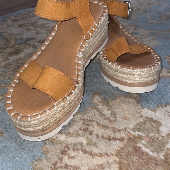 Universal Threads Sandals - Picture 2 of 8